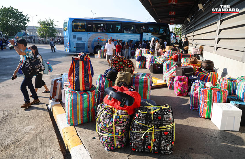 ภาพบรรยากาศประชาชนจำนวนมากเดินทางกลับภูมิลำเนาในช่วงเทศกาล สงกรานต์ ที่สถานีขนส่งผู้โดยสารกรุงเทพฯ (จตุจักร) หรือ หมอชิต 2 22