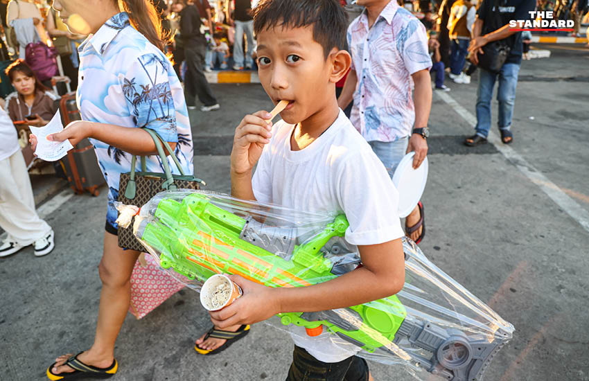 ภาพบรรยากาศประชาชนจำนวนมากเดินทางกลับภูมิลำเนาในช่วงเทศกาล สงกรานต์ ที่สถานีขนส่งผู้โดยสารกรุงเทพฯ (จตุจักร) หรือ หมอชิต 2 3