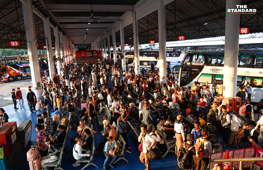 ภาพบรรยากาศประชาชนจำนวนมากเดินทางกลับภูมิลำเนาในช่วงเทศกาล สงกรานต์ ที่สถานีขนส่งผู้โดยสารกรุงเทพฯ (จตุจักร) หรือ หมอชิต 2 5