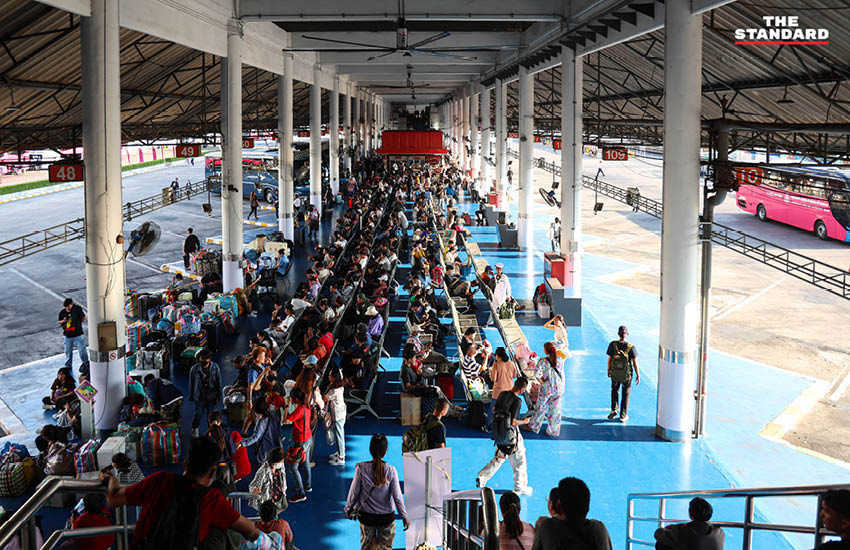 ภาพบรรยากาศประชาชนจำนวนมากเดินทางกลับภูมิลำเนาในช่วงเทศกาล สงกรานต์ ที่สถานีขนส่งผู้โดยสารกรุงเทพฯ (จตุจักร) หรือ หมอชิต 2 7
