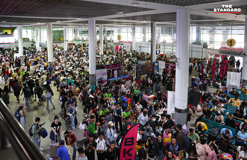 ภาพบรรยากาศประชาชนจำนวนมากเดินทางกลับภูมิลำเนาในช่วงเทศกาล สงกรานต์ ที่สถานีขนส่งผู้โดยสารกรุงเทพฯ (จตุจักร) หรือ หมอชิต 2 9