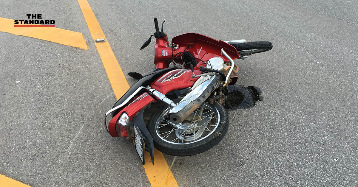 ภาพถนนที่มีรถยนต์จำนวนมากและการบังคับใช้กฎหมายจราจรช่วงเทศกาลสงกรานต์