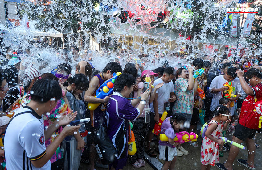 ภาพบรรยากาศประชาชนและนักท่องเที่ยวเล่นน้ำสงกรานต์ที่ สยามสแควร์วัน อย่างคึกคัก 1