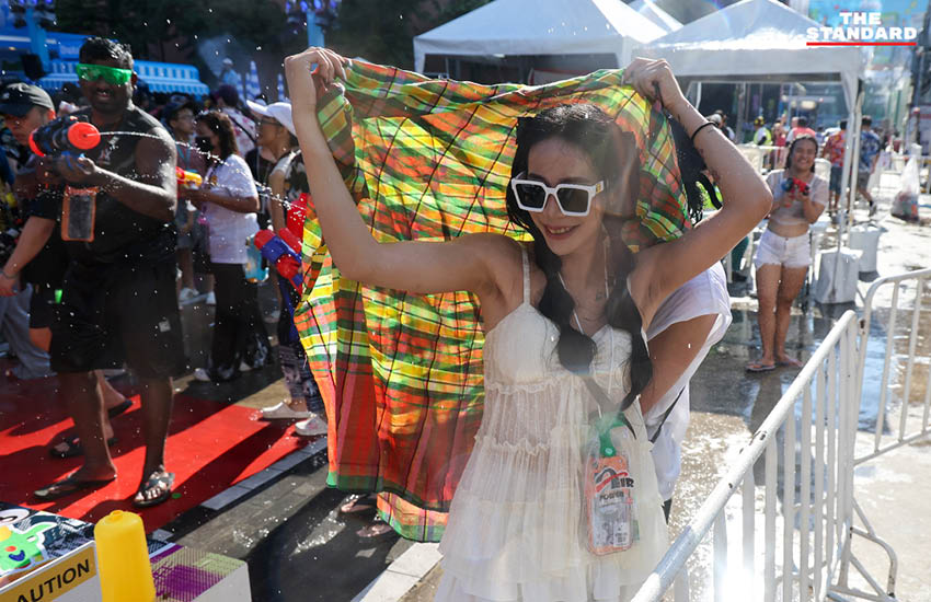 ภาพบรรยากาศประชาชนและนักท่องเที่ยวเล่นน้ำสงกรานต์ที่ สยามสแควร์วัน อย่างคึกคัก 10