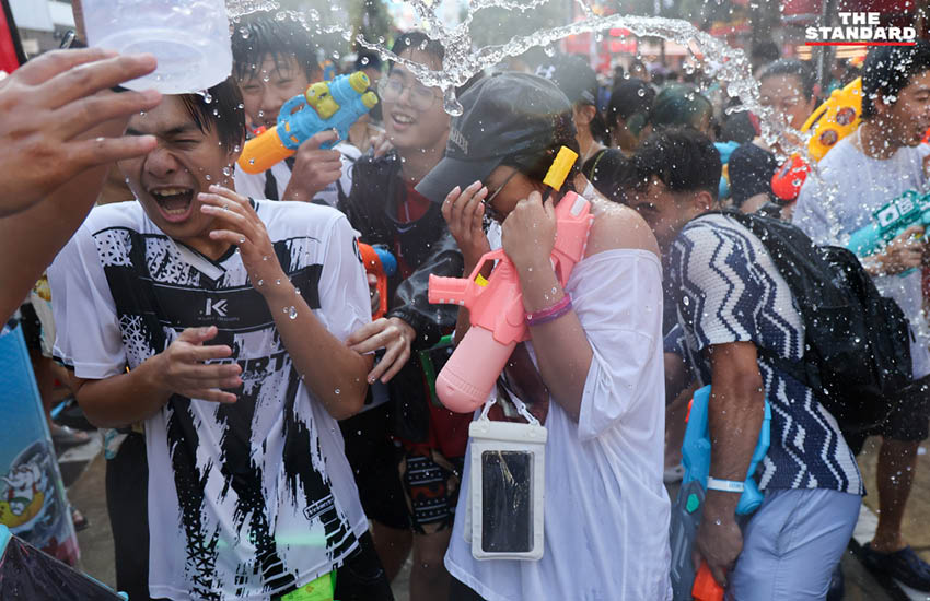 ภาพบรรยากาศประชาชนและนักท่องเที่ยวเล่นน้ำสงกรานต์ที่ สยามสแควร์วัน อย่างคึกคัก 11