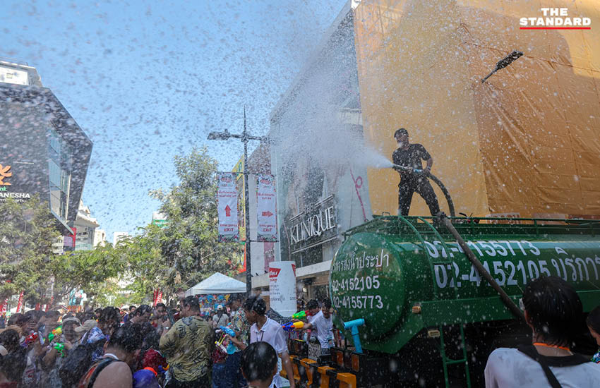 ภาพบรรยากาศประชาชนและนักท่องเที่ยวเล่นน้ำสงกรานต์ที่ สยามสแควร์วัน อย่างคึกคัก 13