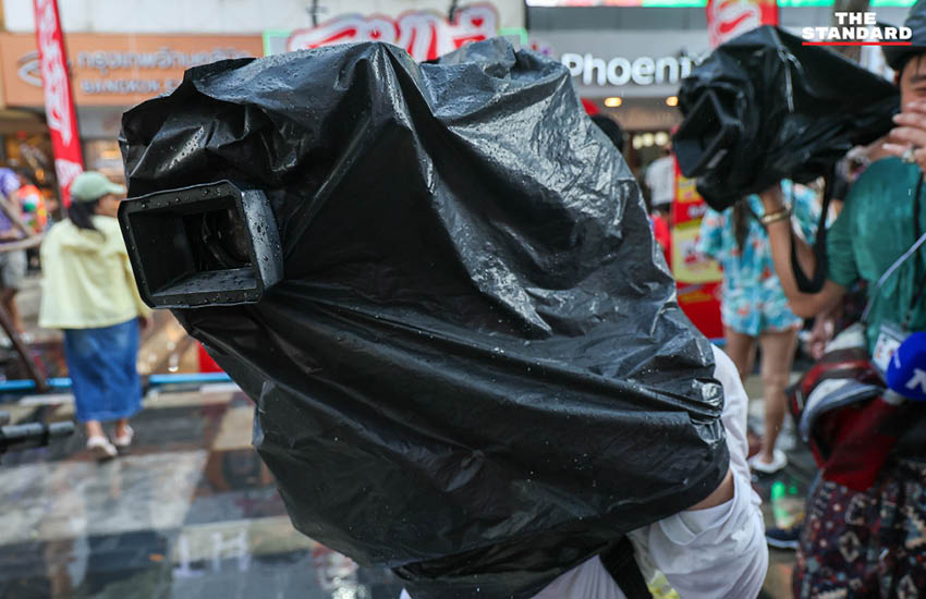 ภาพบรรยากาศประชาชนและนักท่องเที่ยวเล่นน้ำสงกรานต์ที่ สยามสแควร์วัน อย่างคึกคัก 14