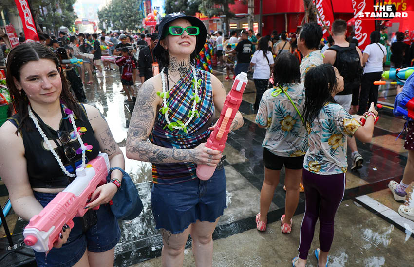 ภาพบรรยากาศประชาชนและนักท่องเที่ยวเล่นน้ำสงกรานต์ที่ สยามสแควร์วัน อย่างคึกคัก 15