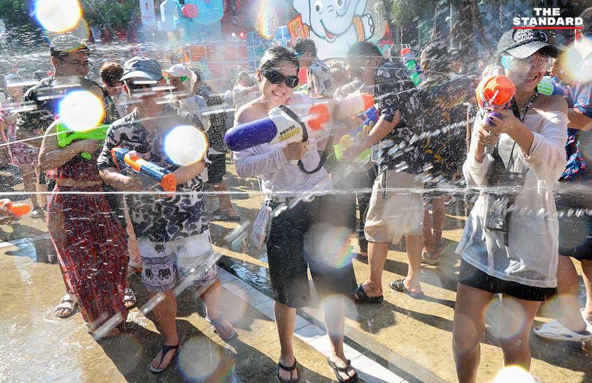 ภาพบรรยากาศประชาชนและนักท่องเที่ยวเล่นน้ำสงกรานต์ที่ สยามสแควร์วัน อย่างคึกคัก 16