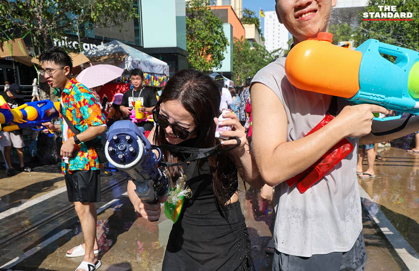ภาพบรรยากาศประชาชนและนักท่องเที่ยวเล่นน้ำสงกรานต์ที่ สยามสแควร์วัน อย่างคึกคัก 17