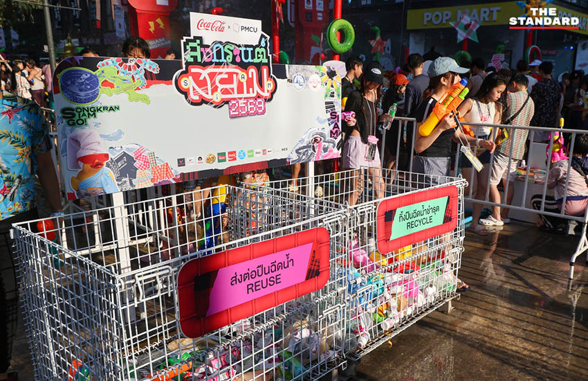 ภาพบรรยากาศประชาชนและนักท่องเที่ยวเล่นน้ำสงกรานต์ที่ สยามสแควร์วัน อย่างคึกคัก 18