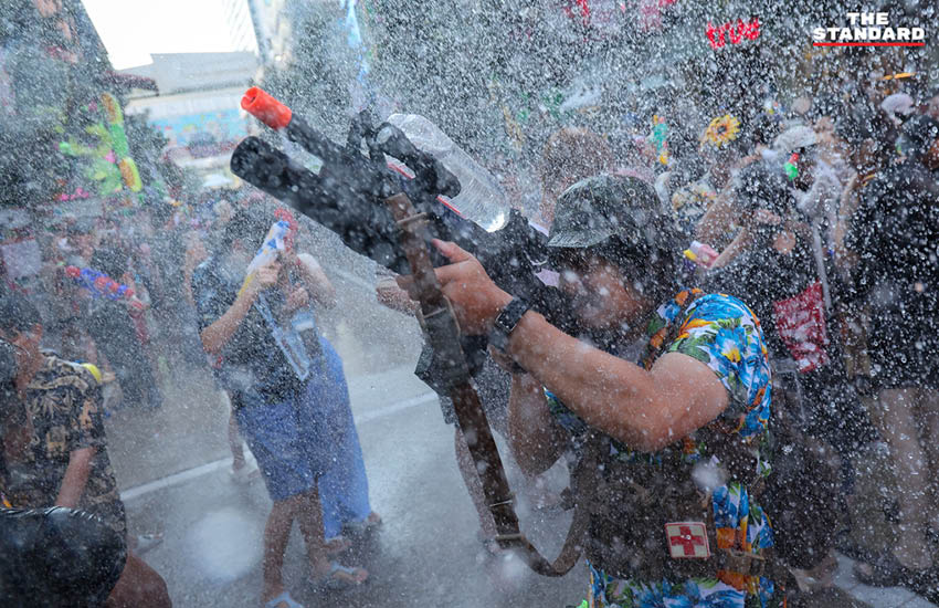 ภาพบรรยากาศประชาชนและนักท่องเที่ยวเล่นน้ำสงกรานต์ที่ สยามสแควร์วัน อย่างคึกคัก 2