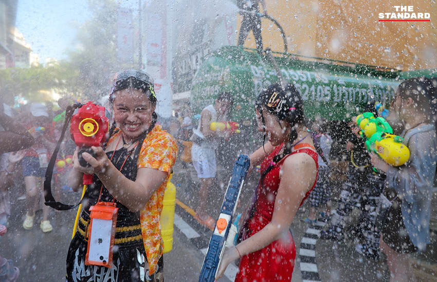 ภาพบรรยากาศประชาชนและนักท่องเที่ยวเล่นน้ำสงกรานต์ที่ สยามสแควร์วัน อย่างคึกคัก 3