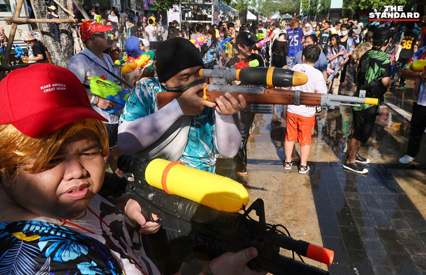 ภาพบรรยากาศประชาชนและนักท่องเที่ยวเล่นน้ำสงกรานต์ที่ สยามสแควร์วัน อย่างคึกคัก 4