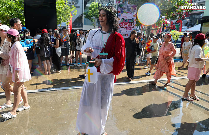 ภาพบรรยากาศประชาชนและนักท่องเที่ยวเล่นน้ำสงกรานต์ที่ สยามสแควร์วัน อย่างคึกคัก 5