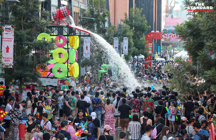 ภาพบรรยากาศประชาชนและนักท่องเที่ยวเล่นน้ำสงกรานต์ที่ สยามสแควร์วัน อย่างคึกคัก 6