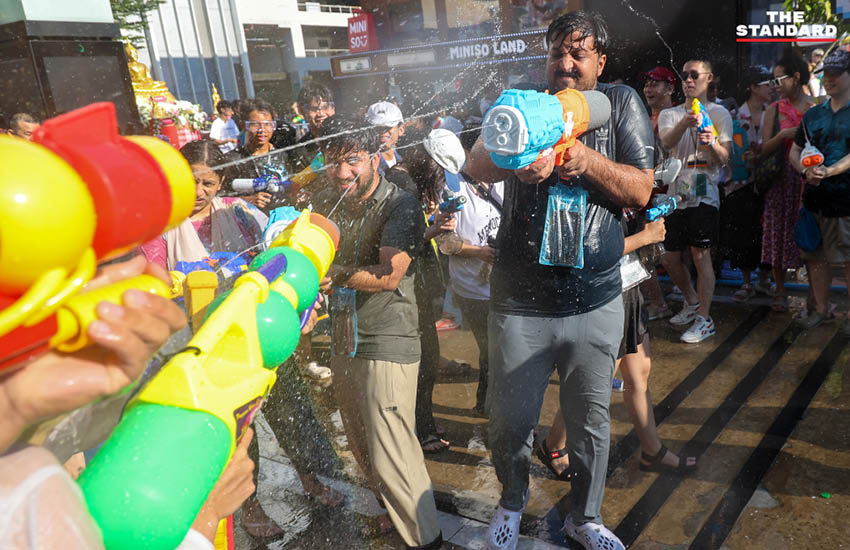 ภาพบรรยากาศประชาชนและนักท่องเที่ยวเล่นน้ำสงกรานต์ที่ สยามสแควร์วัน อย่างคึกคัก 7