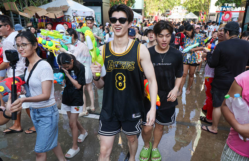 ภาพบรรยากาศประชาชนและนักท่องเที่ยวเล่นน้ำสงกรานต์ที่ สยามสแควร์วัน อย่างคึกคัก 8