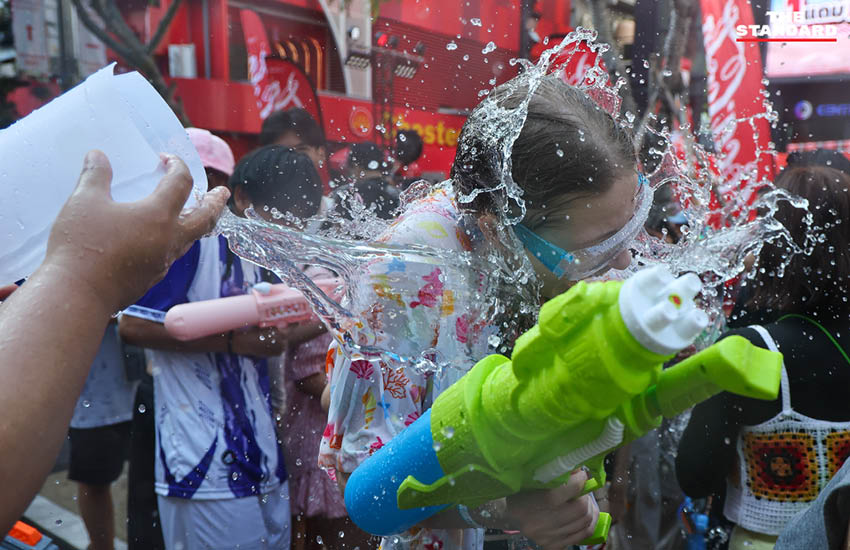 ภาพบรรยากาศประชาชนและนักท่องเที่ยวเล่นน้ำสงกรานต์ที่ สยามสแควร์วัน อย่างคึกคัก 9