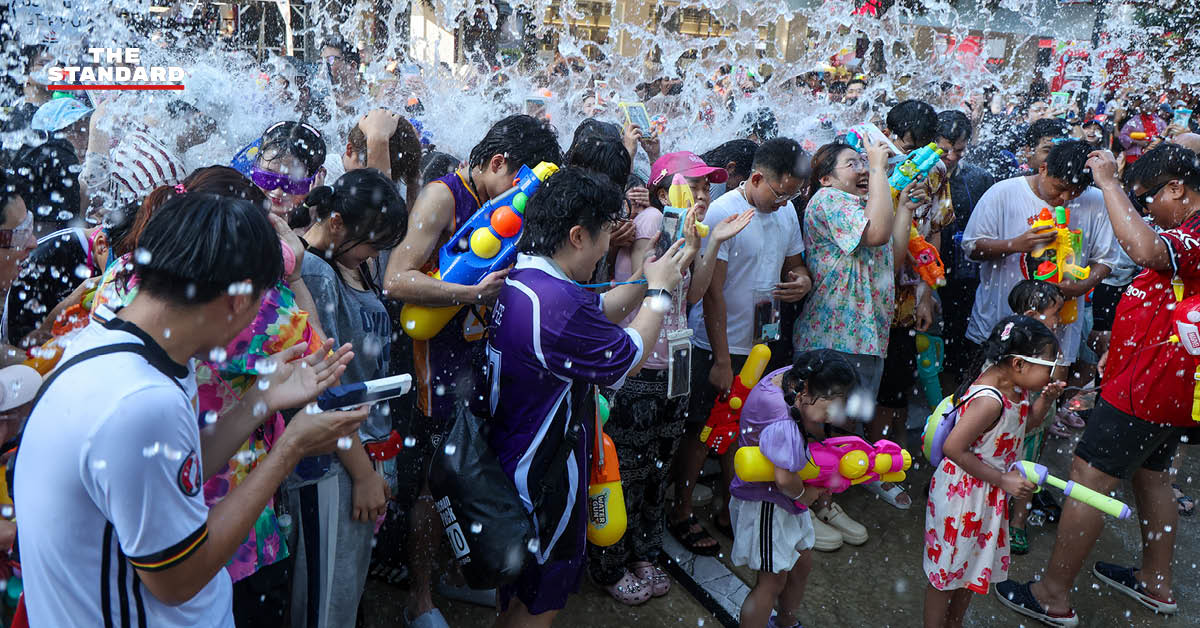 ภาพบรรยากาศประชาชนและนักท่องเที่ยวเล่นน้ำสงกรานต์ที่ สยามสแควร์วัน อย่างคึกคัก