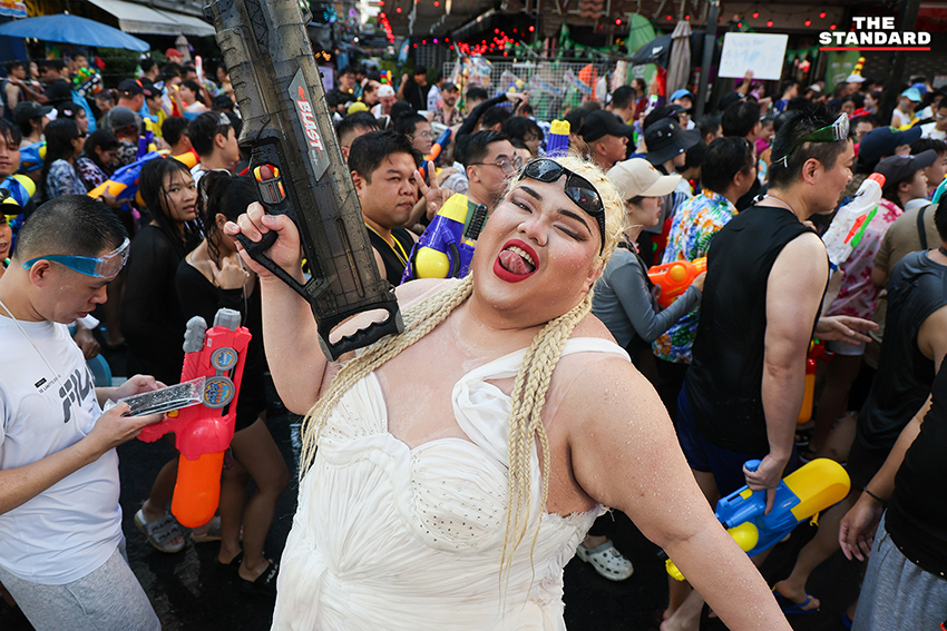 ภาพมุมสูงแสดงถนนสีลมเต็มไปด้วยผู้คนและกิจกรรมการเล่นน้ำในเทศกาลสงกรานต์อย่างคึกคัก 10