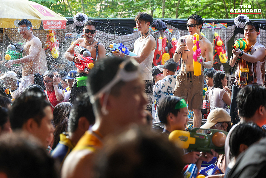 ภาพมุมสูงแสดงถนนสีลมเต็มไปด้วยผู้คนและกิจกรรมการเล่นน้ำในเทศกาลสงกรานต์อย่างคึกคัก 11