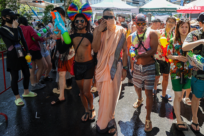 ภาพมุมสูงแสดงถนนสีลมเต็มไปด้วยผู้คนและกิจกรรมการเล่นน้ำในเทศกาลสงกรานต์อย่างคึกคัก 12