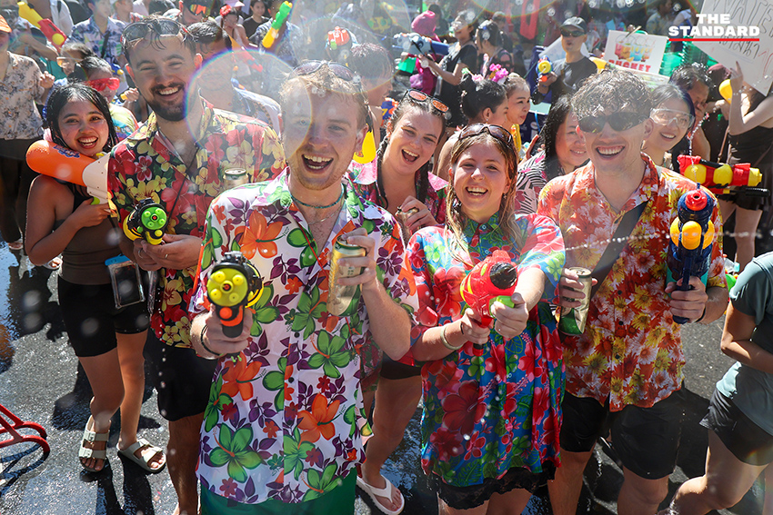 ภาพมุมสูงแสดงถนนสีลมเต็มไปด้วยผู้คนและกิจกรรมการเล่นน้ำในเทศกาลสงกรานต์อย่างคึกคัก 13