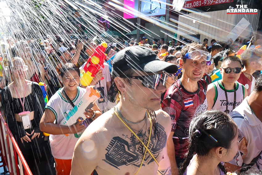 ภาพมุมสูงแสดงถนนสีลมเต็มไปด้วยผู้คนและกิจกรรมการเล่นน้ำในเทศกาลสงกรานต์อย่างคึกคัก 14