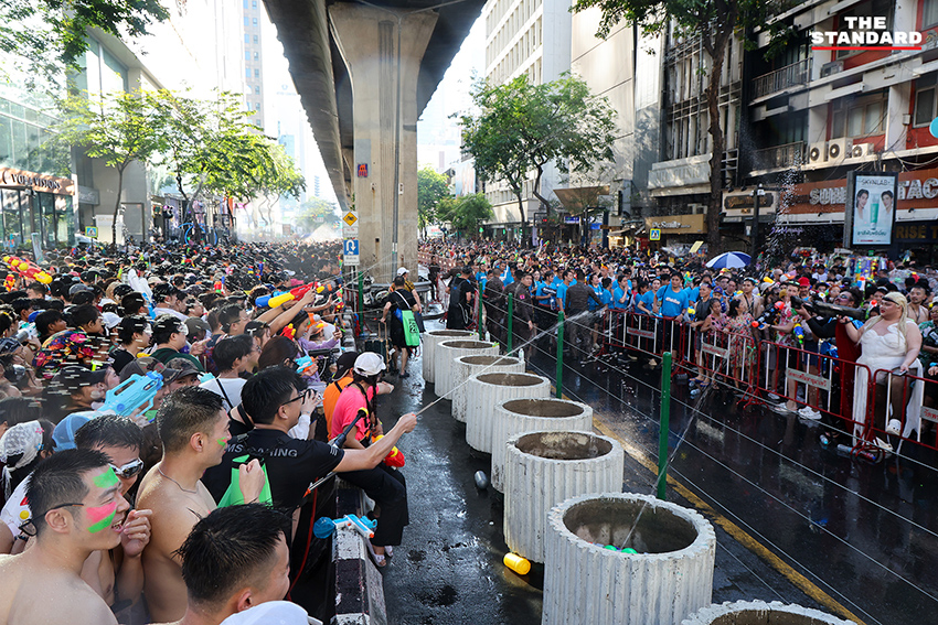 ภาพมุมสูงแสดงถนนสีลมเต็มไปด้วยผู้คนและกิจกรรมการเล่นน้ำในเทศกาลสงกรานต์อย่างคึกคัก 15