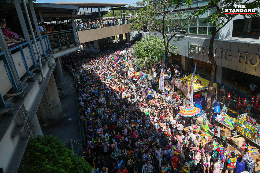 ภาพมุมสูงแสดงถนนสีลมเต็มไปด้วยผู้คนและกิจกรรมการเล่นน้ำในเทศกาลสงกรานต์อย่างคึกคัก 16