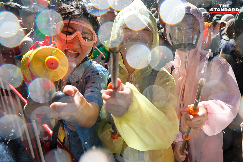 ภาพมุมสูงแสดงถนนสีลมเต็มไปด้วยผู้คนและกิจกรรมการเล่นน้ำในเทศกาลสงกรานต์อย่างคึกคัก 2