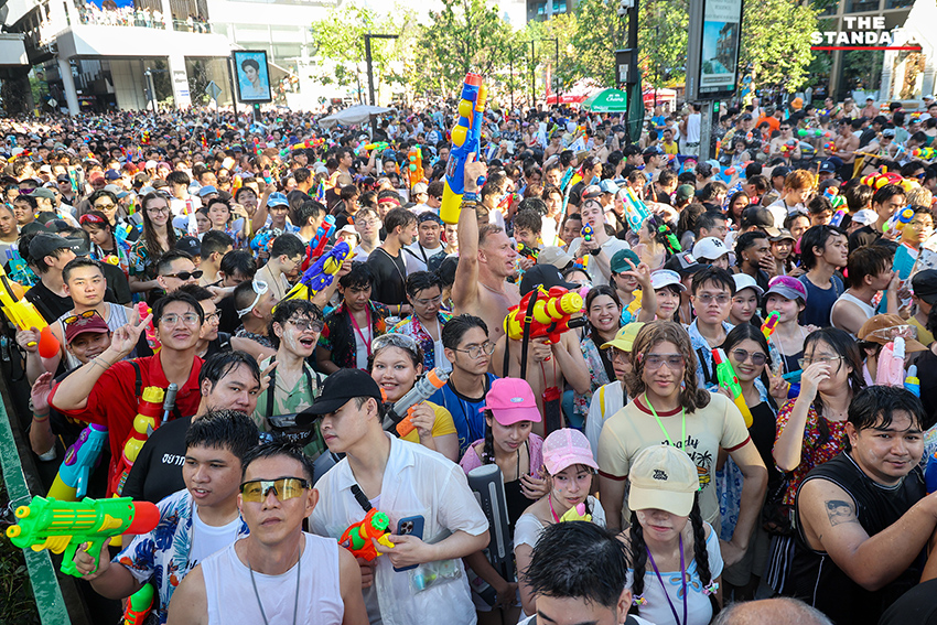 ภาพมุมสูงแสดงถนนสีลมเต็มไปด้วยผู้คนและกิจกรรมการเล่นน้ำในเทศกาลสงกรานต์อย่างคึกคัก 3