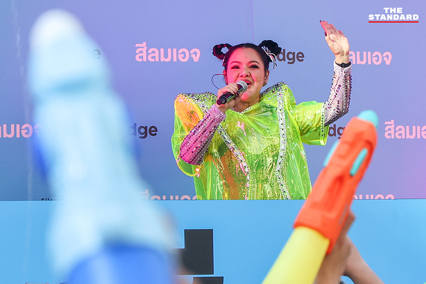 ภาพมุมสูงแสดงถนนสีลมเต็มไปด้วยผู้คนและกิจกรรมการเล่นน้ำในเทศกาลสงกรานต์อย่างคึกคัก 4