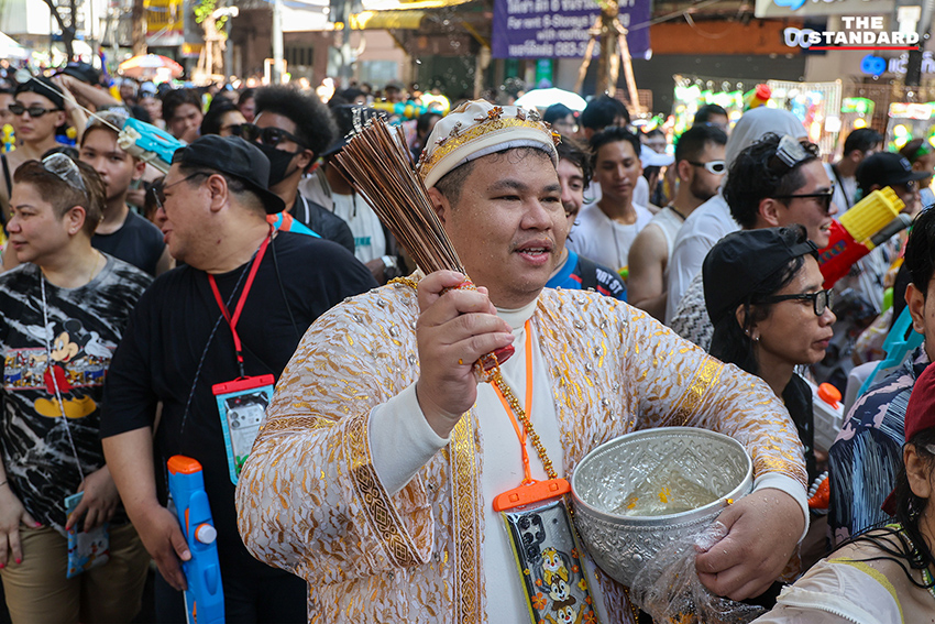 ภาพมุมสูงแสดงถนนสีลมเต็มไปด้วยผู้คนและกิจกรรมการเล่นน้ำในเทศกาลสงกรานต์อย่างคึกคัก 5