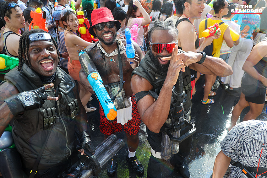 ภาพมุมสูงแสดงถนนสีลมเต็มไปด้วยผู้คนและกิจกรรมการเล่นน้ำในเทศกาลสงกรานต์อย่างคึกคัก 7