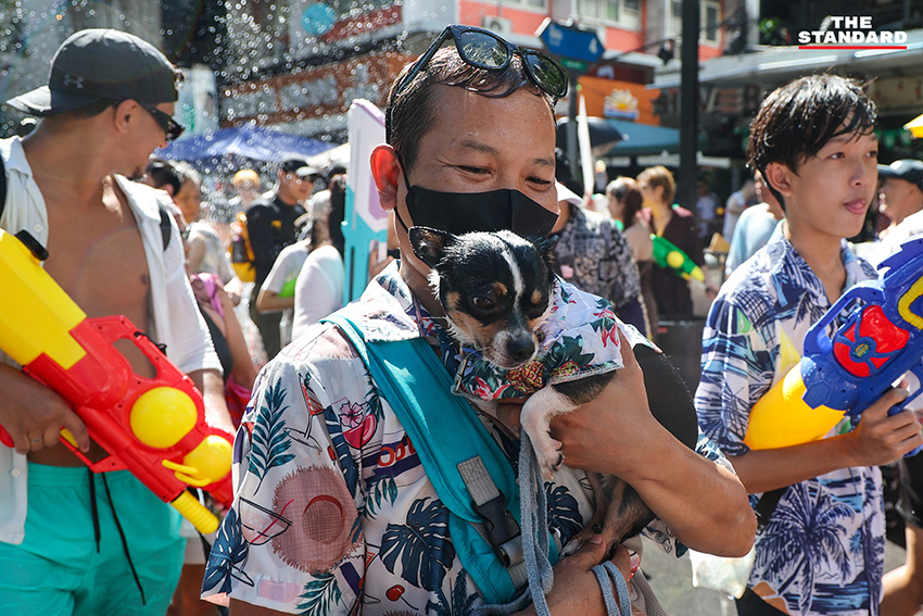 ภาพมุมสูงแสดงถนนสีลมเต็มไปด้วยผู้คนและกิจกรรมการเล่นน้ำในเทศกาลสงกรานต์อย่างคึกคัก 8
