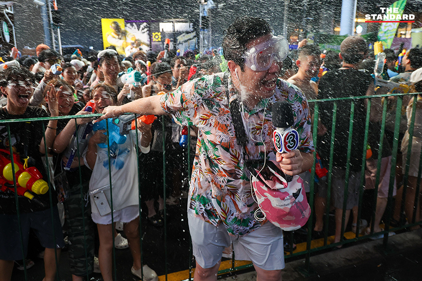 ภาพมุมสูงแสดงถนนสีลมเต็มไปด้วยผู้คนและกิจกรรมการเล่นน้ำในเทศกาลสงกรานต์อย่างคึกคัก 9