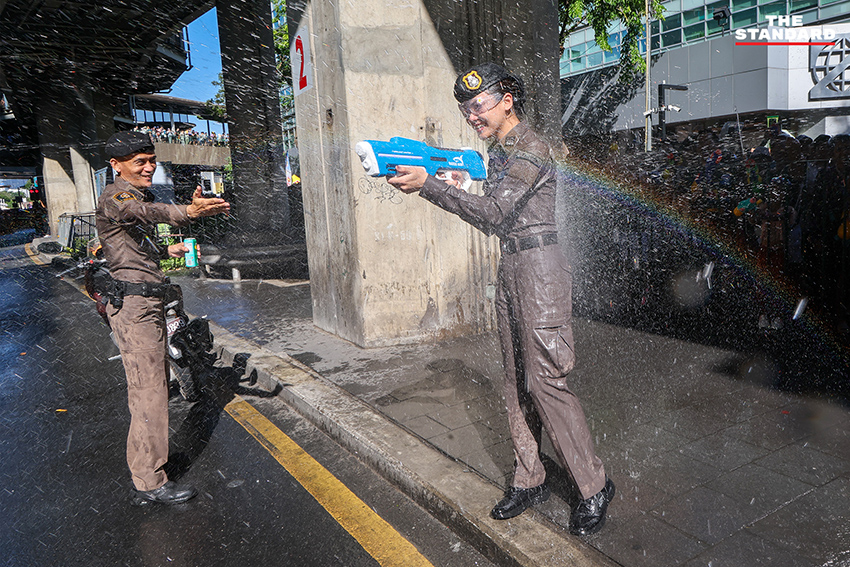 ภาพบรรยากาศเทศกาลสงกรานต์ ถนนสีลม มีประชาชนและนักท่องเที่ยวสาดน้ำกันอย่างสนุกสนาน ท่ามกลางการดูแลของเจ้าหน้าที่ตำรวจ 1