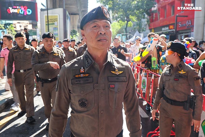 ภาพบรรยากาศเทศกาลสงกรานต์ ถนนสีลม มีประชาชนและนักท่องเที่ยวสาดน้ำกันอย่างสนุกสนาน ท่ามกลางการดูแลของเจ้าหน้าที่ตำรวจ 10
