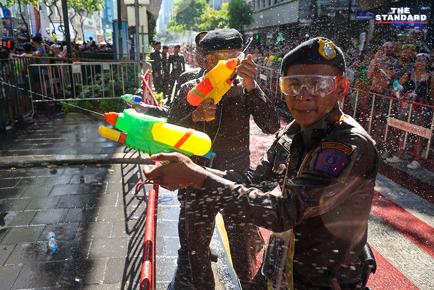 ภาพบรรยากาศเทศกาลสงกรานต์ ถนนสีลม มีประชาชนและนักท่องเที่ยวสาดน้ำกันอย่างสนุกสนาน ท่ามกลางการดูแลของเจ้าหน้าที่ตำรวจ 11