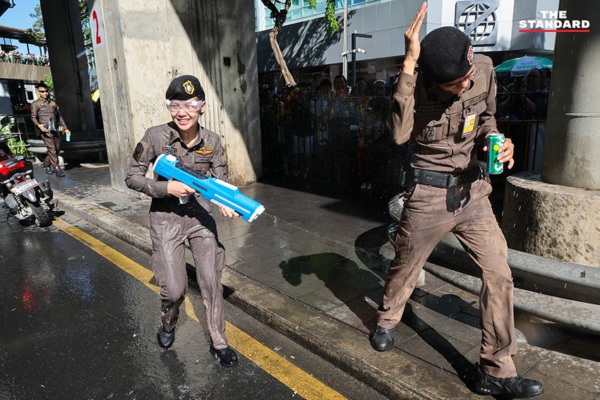 ภาพบรรยากาศเทศกาลสงกรานต์ ถนนสีลม มีประชาชนและนักท่องเที่ยวสาดน้ำกันอย่างสนุกสนาน ท่ามกลางการดูแลของเจ้าหน้าที่ตำรวจ 12