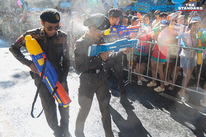 ภาพบรรยากาศเทศกาลสงกรานต์ ถนนสีลม มีประชาชนและนักท่องเที่ยวสาดน้ำกันอย่างสนุกสนาน ท่ามกลางการดูแลของเจ้าหน้าที่ตำรวจ 2