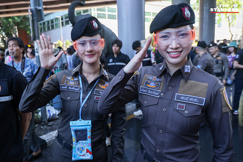 ภาพบรรยากาศเทศกาลสงกรานต์ ถนนสีลม มีประชาชนและนักท่องเที่ยวสาดน้ำกันอย่างสนุกสนาน ท่ามกลางการดูแลของเจ้าหน้าที่ตำรวจ 3