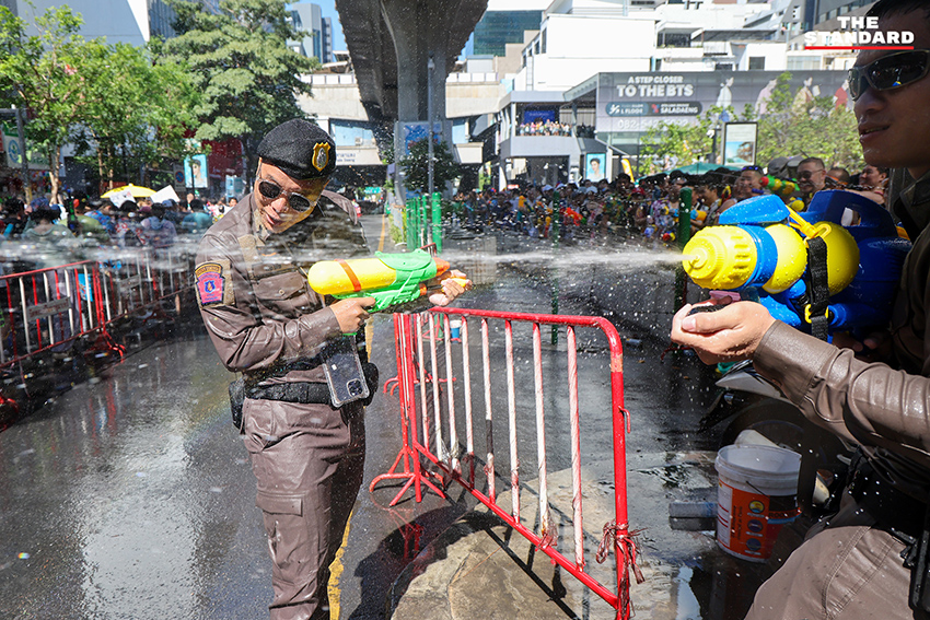 ภาพบรรยากาศเทศกาลสงกรานต์ ถนนสีลม มีประชาชนและนักท่องเที่ยวสาดน้ำกันอย่างสนุกสนาน ท่ามกลางการดูแลของเจ้าหน้าที่ตำรวจ 4