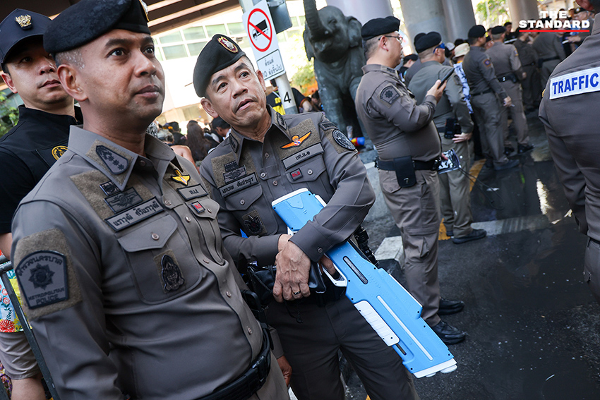 ภาพบรรยากาศเทศกาลสงกรานต์ ถนนสีลม มีประชาชนและนักท่องเที่ยวสาดน้ำกันอย่างสนุกสนาน ท่ามกลางการดูแลของเจ้าหน้าที่ตำรวจ 5