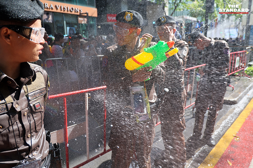 ภาพบรรยากาศเทศกาลสงกรานต์ ถนนสีลม มีประชาชนและนักท่องเที่ยวสาดน้ำกันอย่างสนุกสนาน ท่ามกลางการดูแลของเจ้าหน้าที่ตำรวจ 6