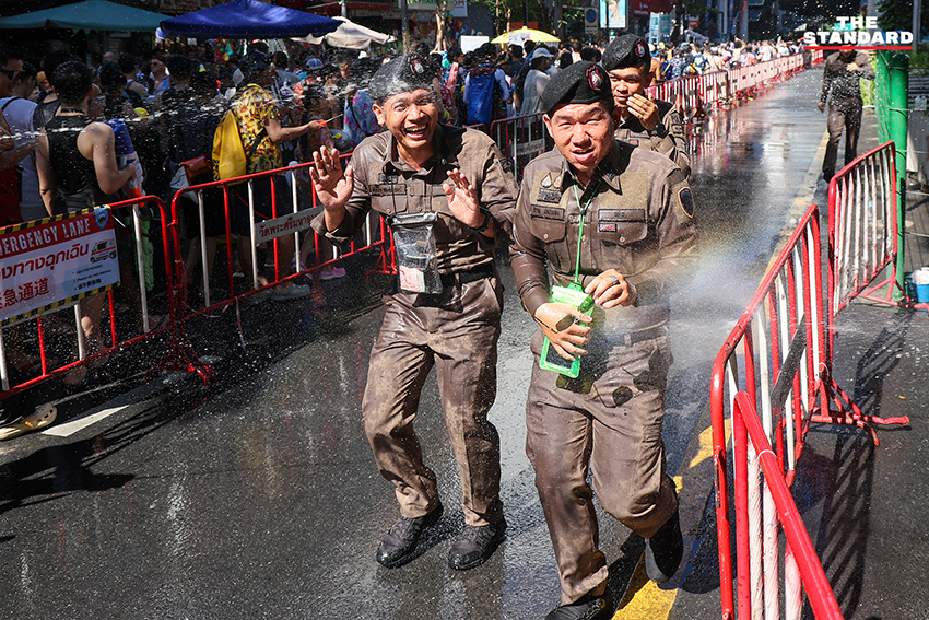 ภาพบรรยากาศเทศกาลสงกรานต์ ถนนสีลม มีประชาชนและนักท่องเที่ยวสาดน้ำกันอย่างสนุกสนาน ท่ามกลางการดูแลของเจ้าหน้าที่ตำรวจ 7