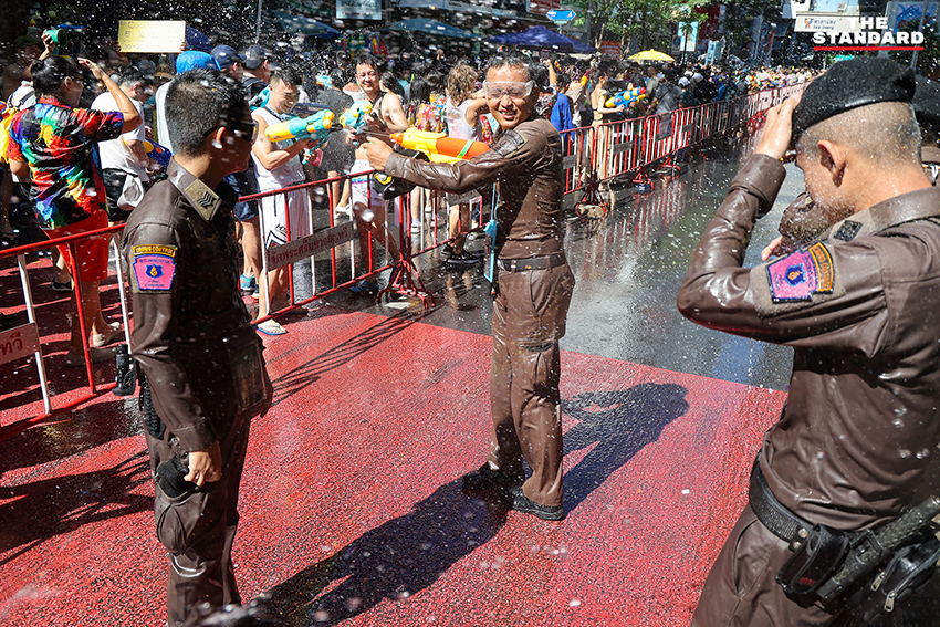 ภาพบรรยากาศเทศกาลสงกรานต์ ถนนสีลม มีประชาชนและนักท่องเที่ยวสาดน้ำกันอย่างสนุกสนาน ท่ามกลางการดูแลของเจ้าหน้าที่ตำรวจ 8