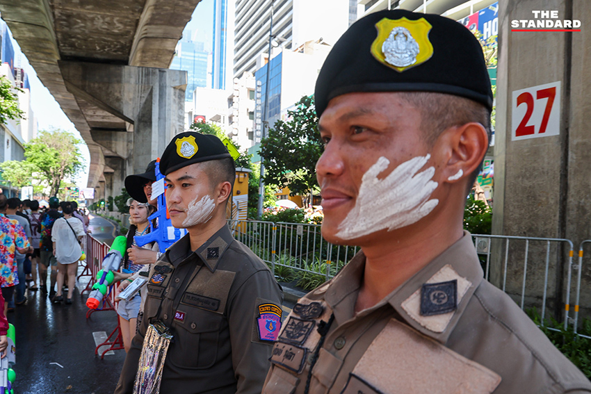 ภาพบรรยากาศเทศกาลสงกรานต์ ถนนสีลม มีประชาชนและนักท่องเที่ยวสาดน้ำกันอย่างสนุกสนาน ท่ามกลางการดูแลของเจ้าหน้าที่ตำรวจ 9